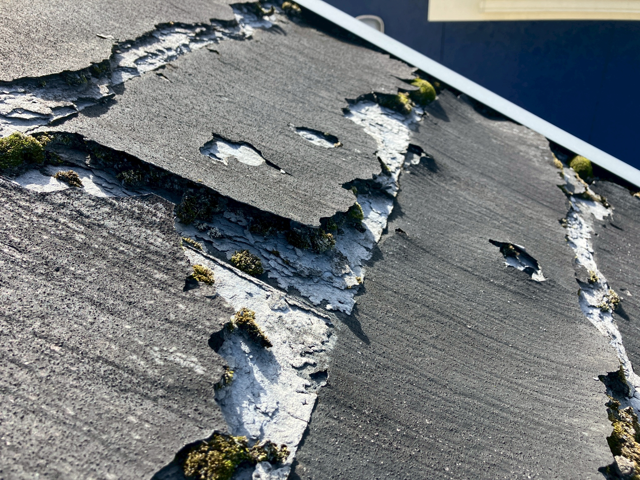 スレートが膨張し層が浮いている